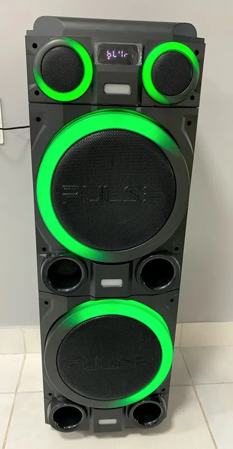 Caixa de som Pulse alta, com os aros de luz verde acesos